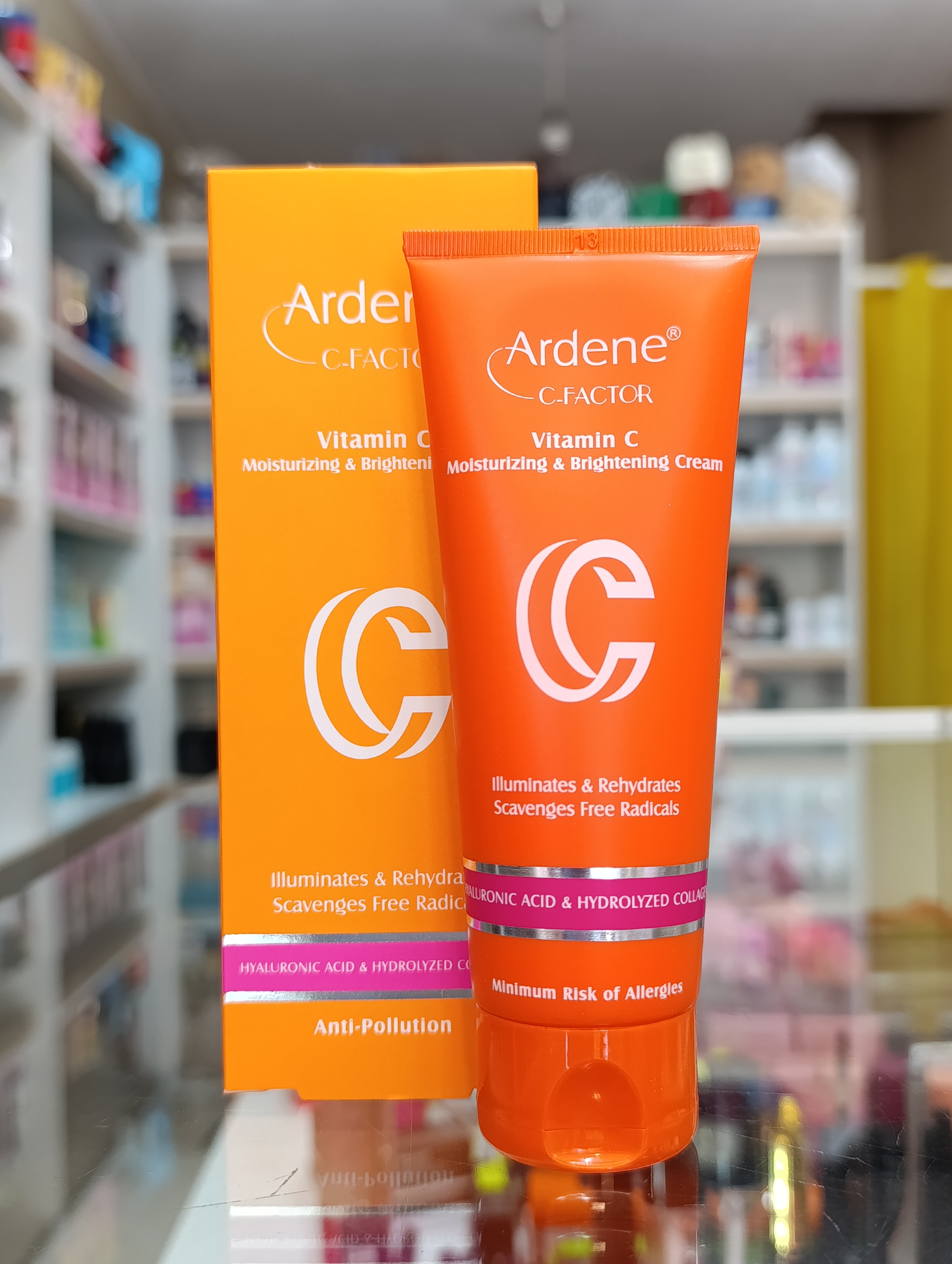 کرم مرطوب کننده و آبرسان روشن کننده آردن سی فکتور