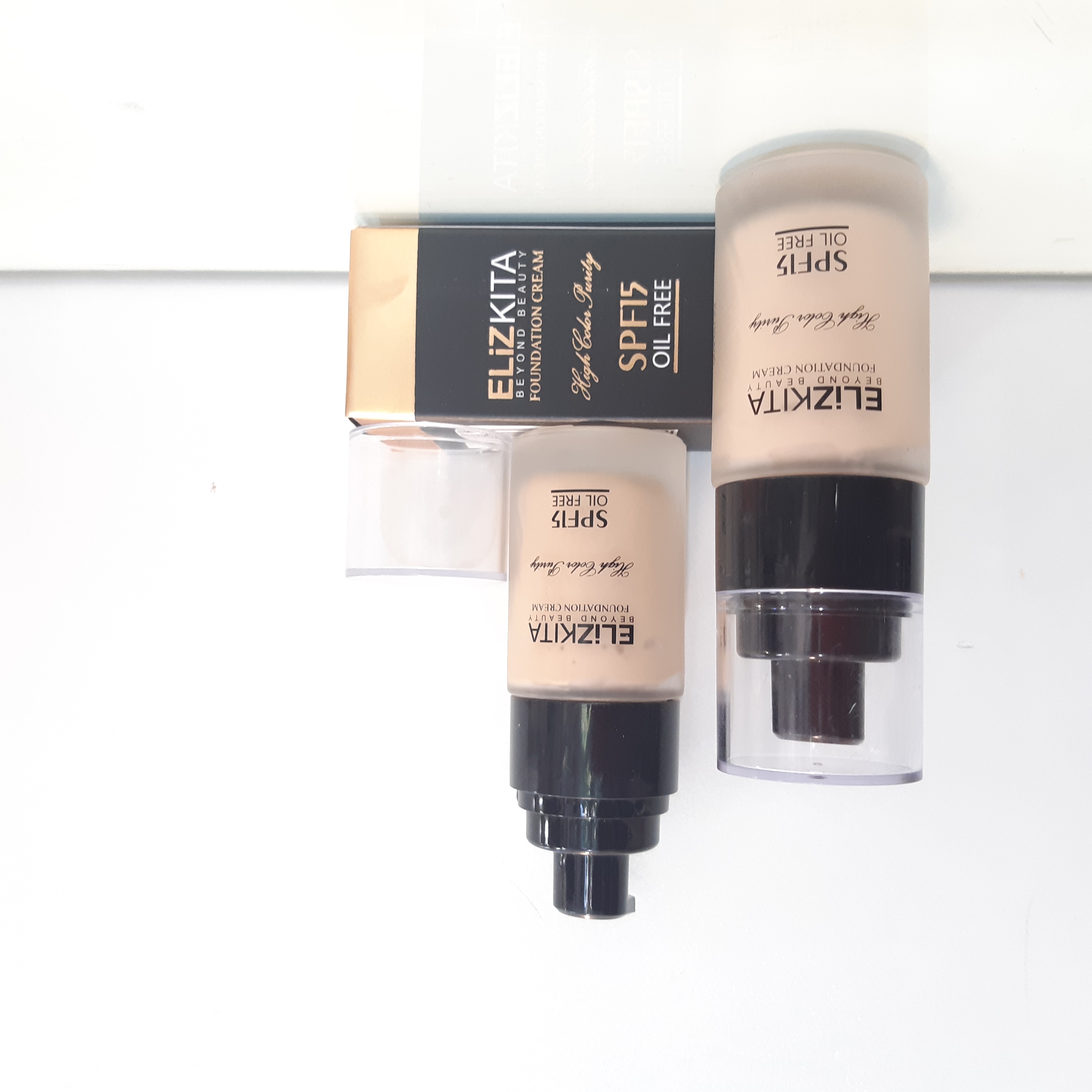 کرم پودر پمپی ، شیشه ای با کاور بالا و سبک حاوی spf ,آبرسان و بدون روغن الیزکیتا مناسب استفاده روزانه