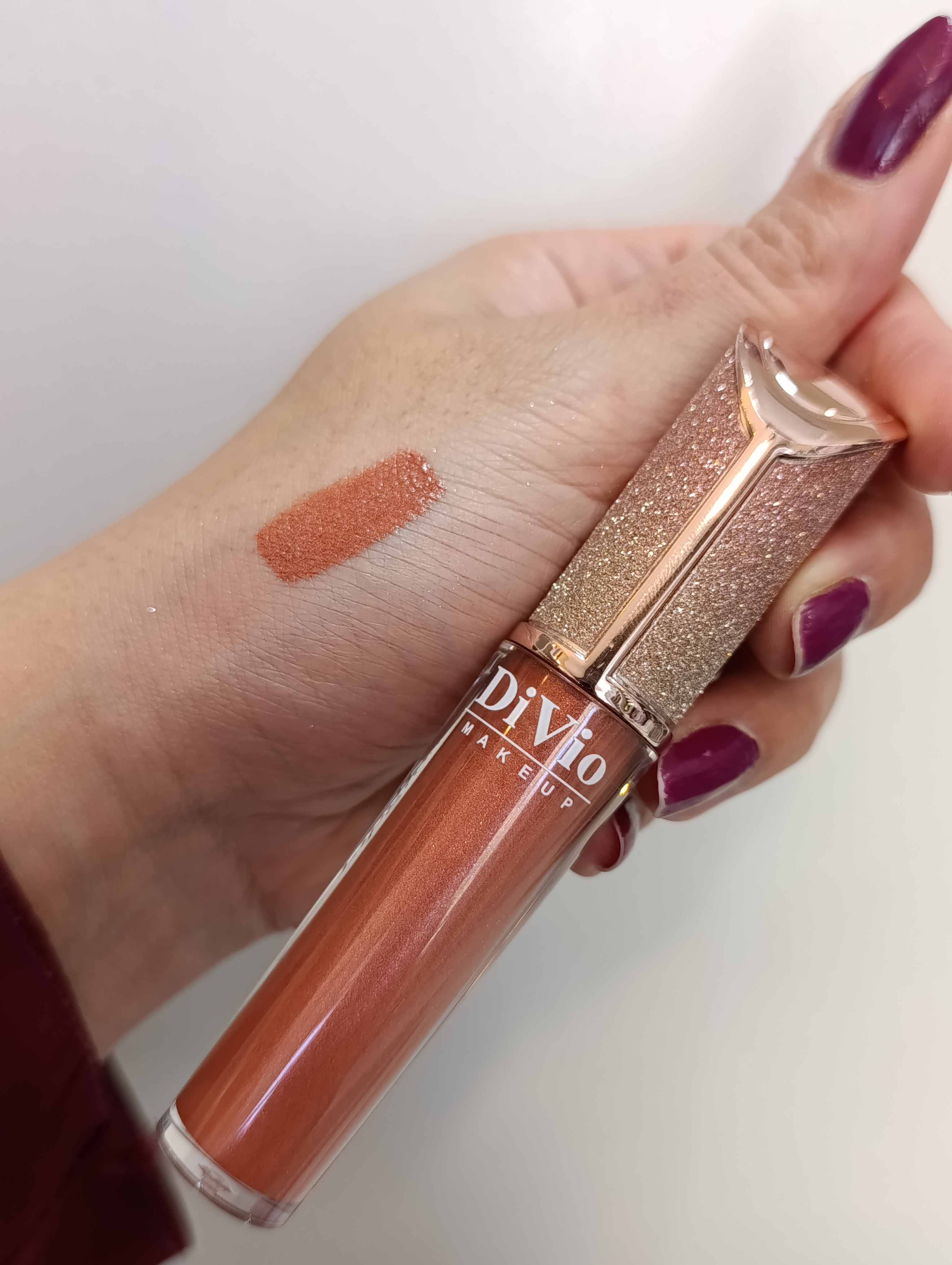 رژ و لیپ گلاس مایع شاین دار با دوام بسیار بالا دیوایو ۱۰۶