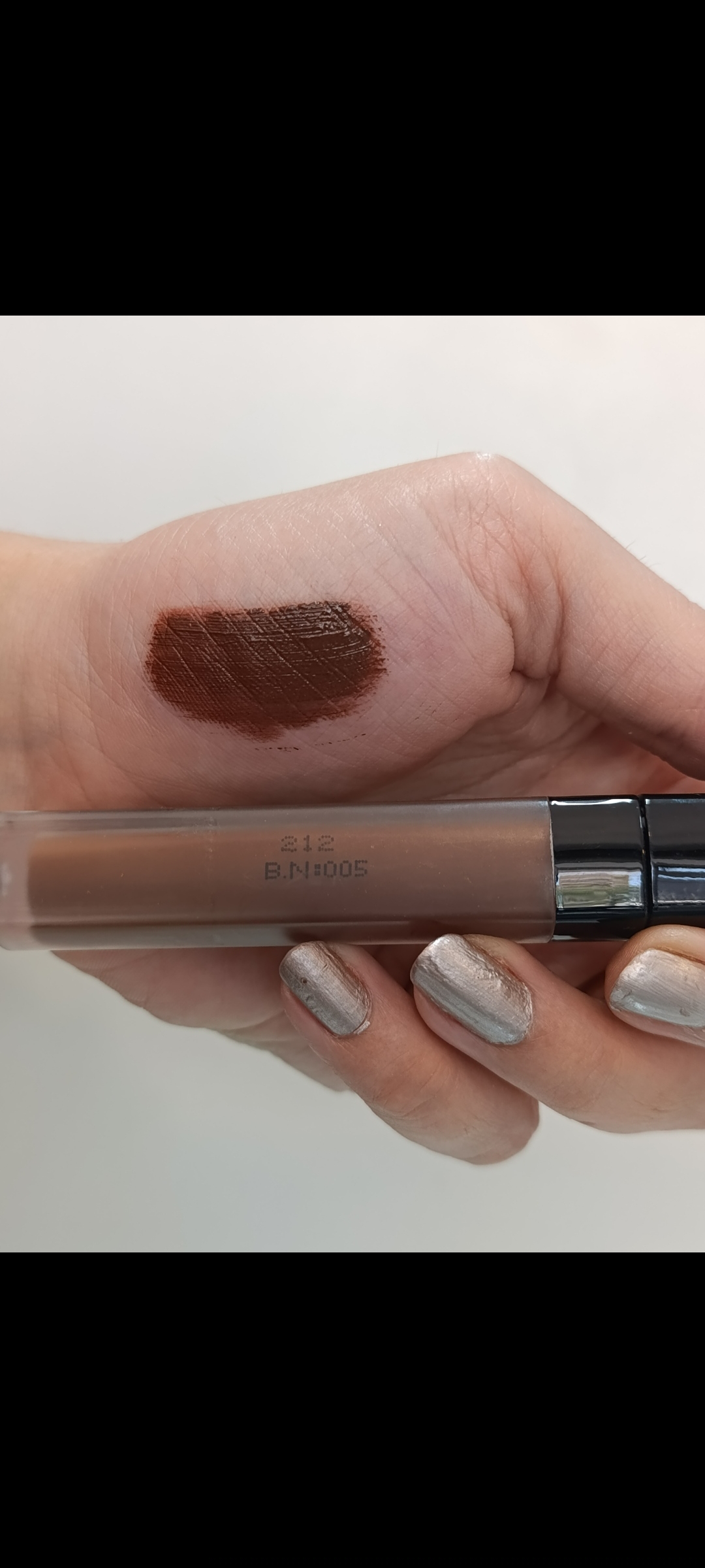 رژلب مایع مات و ۲۴ ساعته الیز کیتا بدون چسبندگی یا بره بره شدن ۲۱۲